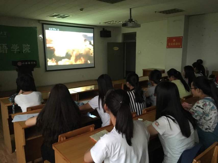 同学们共同观看“复兴之路”纪录片