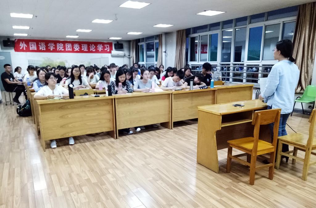 同学们认真倾听黎超老师的指导